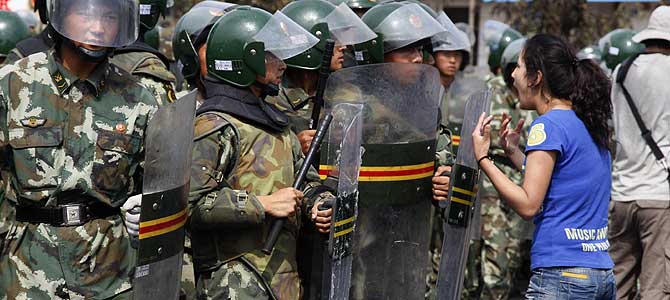 Una mujer 'uighur' protesta ante las tropas del Ejército chino. | Ap Una mujer 'uighur' protesta ante las tropas del Ejército chino. | Ap