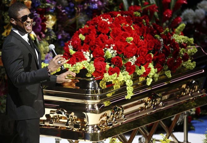 El m&uacute;sico Usher junto al f&eacute;retro de Michael Jackson.| REUTERS