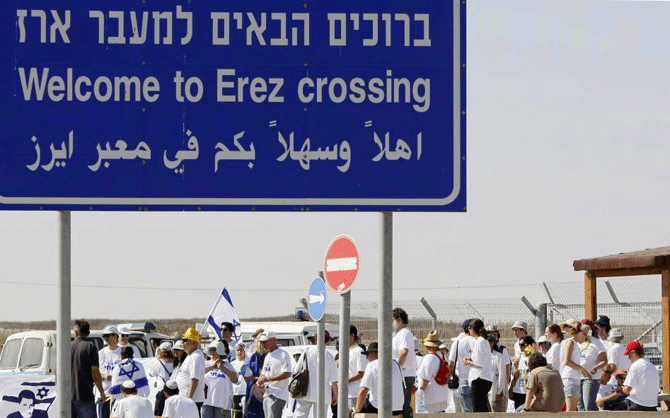 Israelíes junto al paso de Erez.  AFP