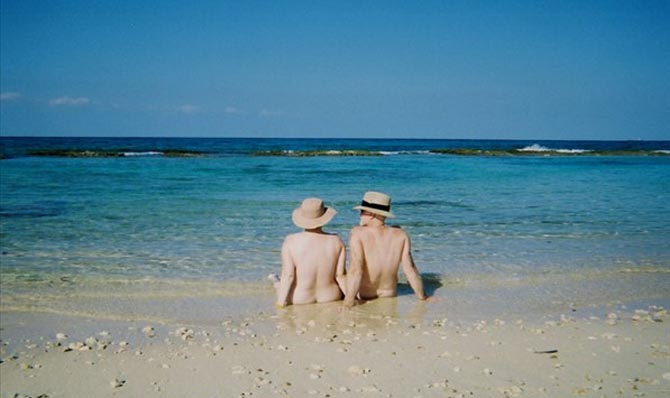 nudistas en la playa