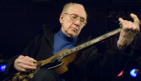 Les Paul en una actuación en Nueva York en el 2007. | AP