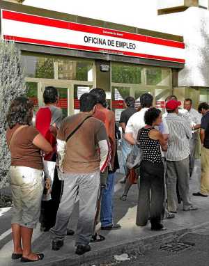 Cola de parados ante una oficina del INEM (Foto: Bernab&eacute; Cord&oacute;n)