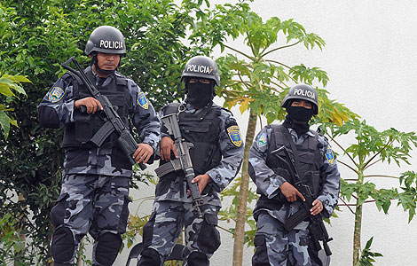 Policías hondureños vigilan los alrededores de la embajada brasileña en Tegucigalpa. | AFP