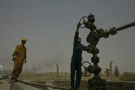 Trabajadores iraqu&iacute;es en el yacimiento de Kirkuk. | Efe.