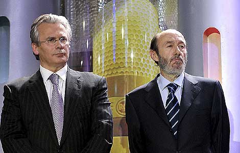 El juez Baltasar Garzón junto al ministro del Interior, Alfredo Pérez Rubalcaba. | ENFOQUE