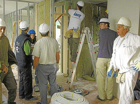 Voluntarios trabajando en la construcción del centro. | J. M. Lostau