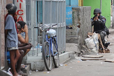 Un agente en la favela de Jacarezinho, este lunes. | AP