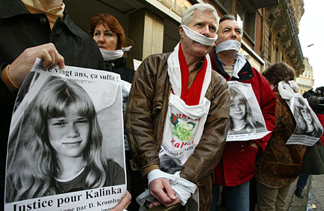 El padre de Kalinka (en el centro, de marrón) durante una protesta en 2002. | AFP