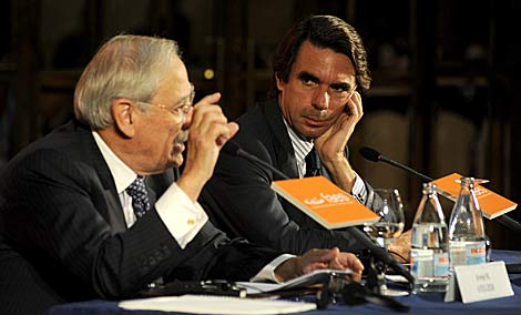 Aznar escucha la intervención de del responsable de estudios económicos de The Hudson Institute, Irwin Stelzer. | Faes