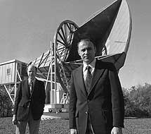 Penzias y Wilson ante su antena | Bell Labs.