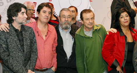 Joaquín Sabina, Cándido Méndez y Almudena Grandes, entre otros, en la presentación del Manifiesto | Efe Joaquín Sabina, Cándido Méndez y Almudena Grandes, entre otros, en la presentación del Manifiesto | Efe
