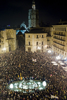 Manifestantes en la plaza de la Virgen. | Efe Manifestantes en la plaza de la Virgen. | Efe