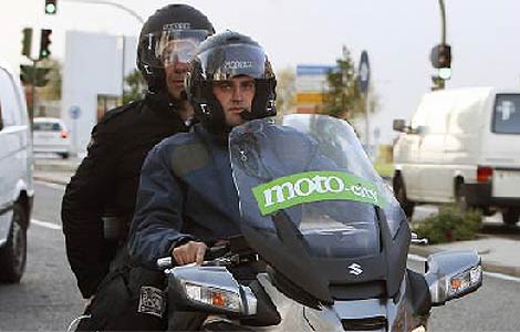 Imagen de una de las motos del nuevo servicio de transporte. (Aymá)