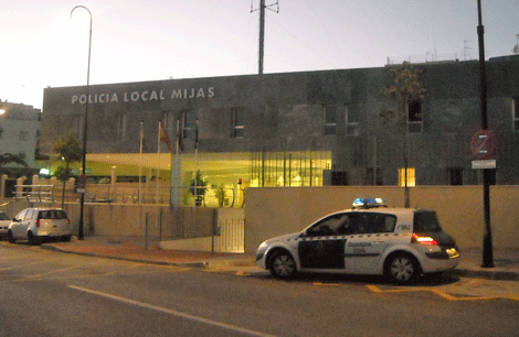 Un coche de la Guardia Civil a las puertas de la Jefatura de la Policía Local. | M. Burgos