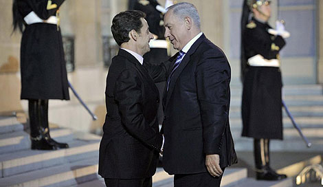 Netanyahu (dcha.) conversa con Sarkozy a las puertas del Elíseo. | Efe