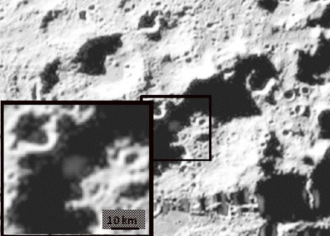 Columna de vapor provocada por el impacto del LCROSS en la superficie de la Luna. | NASA