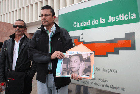 El hermano y el marido de la fallecida muestran una foto en el Palacio de la Justicia. | A.Pastor El hermano y el marido de la fallecida muestran una foto en el Palacio de la Justicia. | A.Pastor