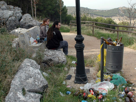 Aspecto de El Neveral, donde la basura se acumula ante papeleras repletas. | M. Cuevas