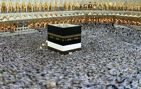 Imagen de los peregrinos dando vueltas alrededor de la Ka'ba, uno de los ritos que forman parte de la peregrinación en La Meca. | Afp Imagen de los peregrinos dando vueltas alrededor de la Ka'ba, uno de los ritos que forman parte de la peregrinación en La Meca. | Afp