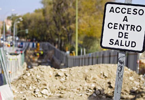 Imagen de la calle de acceso al ambulatorio. (C&aacute;rdenas)