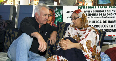 Cayo Lara con la activista Saharui Cayo Lara con la activista Saharaui