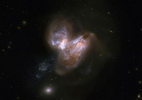 El par de galaxias en interacción Arp 299, formado por IC 694 y NGC 3690. | NASA, ESA.