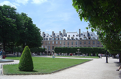 La exclusiva y turística Place des Vosges de París. | David Monniaux