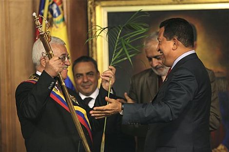 Abu Mazen, con la espada de Simón Bolívar. | AP