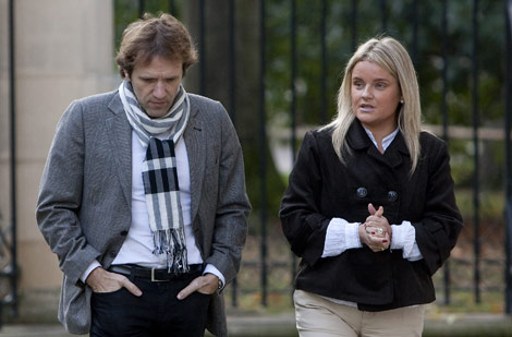 Josu Puelles y Mari Mar Blanco pasean por los jardines del Parlamento vasco. | Justy