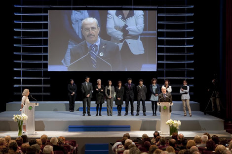 El padre de Diego Salvá junto a otras víctimas y López en el escenario de Vitoria. | Iñaki Andrés