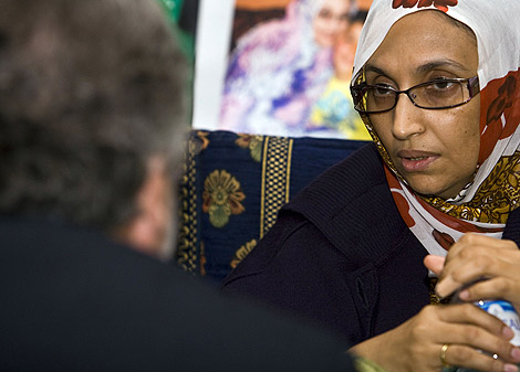 Aminatou Haidar habla con Agustín Santos, emisario de Moratinos. | Reuters