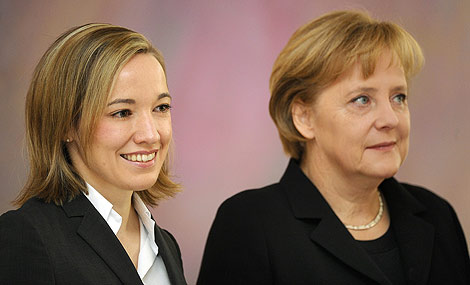 La ministra de Familia alemana, Kristina Köhler, con Angela Merkel. | AFP La ministra de Familia alemana, Kristina Köhler, con Angela Merkel. | AFP
