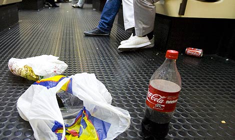 Los restos de un 'botellón', esparcidos sobre el suelo de un vagón de Metro. (Roberto Cárdenas)