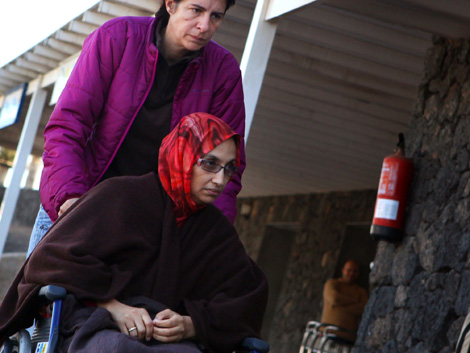 Aminatu Haidar, hoy, en el aeropuerto de Lanzarote. | Afp