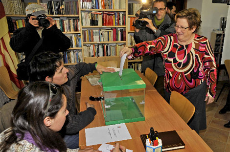Una de las votantes en Sant Jaume de Frontany&agrave;.| Efe