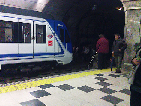 Pasajeros acceden al anden desde la vía en Príncipe de Vergara. (Mila López/Veo 7)