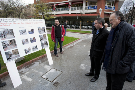 El alcalde de Bilbao, junto al delegado del Gobierno observa el resultado de las obras. | I. Andrés