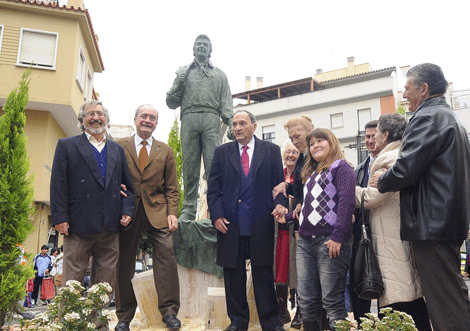 Inauguración de la nueva escultura en el barrio de La Victoria. | N. Alcalá