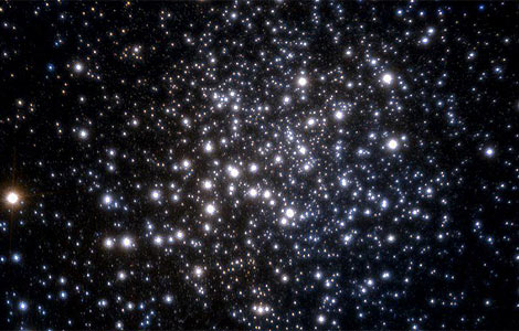 Imagen de estrellas vistas con un telescopio.