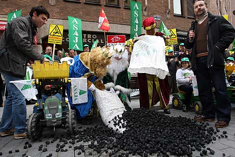 Cientos de agricultores se manifiestan frente a la sede de Iberdrola. | Ical