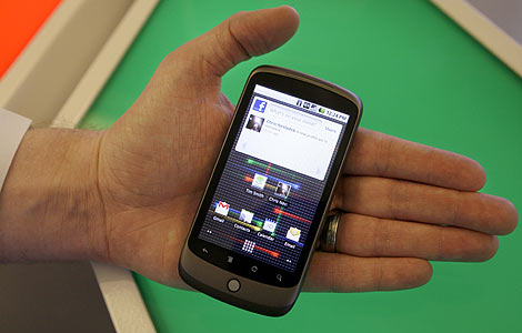Una persona toma un móvil 'Nexus One' durante una exposición en California .  AP