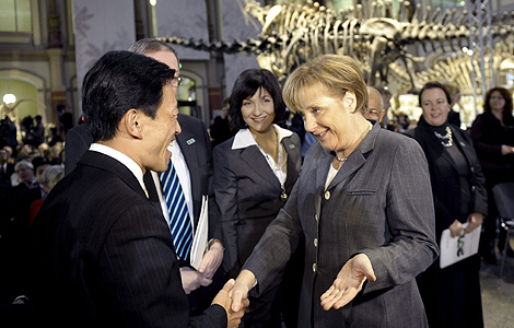 Angela Merkel saluda al ministro de Medio Ambiente japonés, Issei Tajima, en el Museo de Historia Natural de Berlín. | Efe