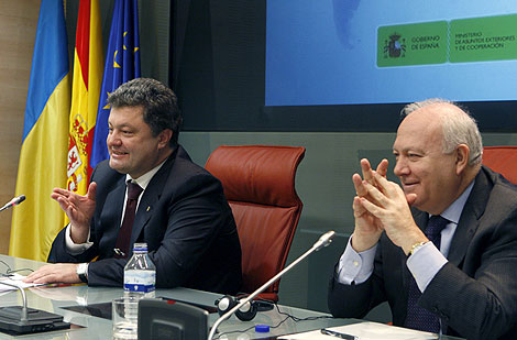 El ministro Miguel Ángel Moratinos (d), y su homólogo ucraniano, Petro Poroshenko. | Efe