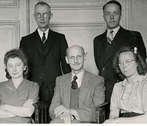Miep Gies, de frente ala izquierda, Otto Frank, sentado en el centro, y el resto de ayudantes. | Ap Miep Gies, de frente ala izquierda, Otto Frank, sentado en el centro, y el resto de ayudantes. | Ap