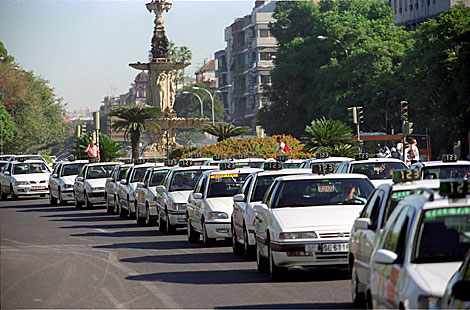 Una de las protestas protagonizadas por los taxistas de Sevilla. | Jesús Morón