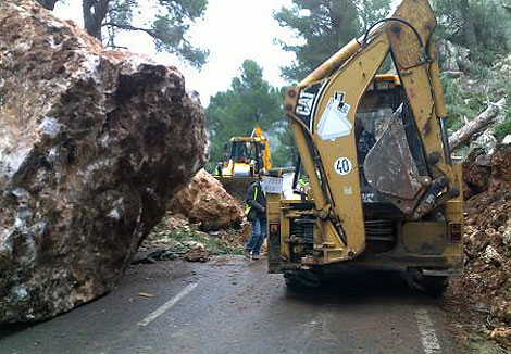 Los operarios trabajan en la retirada de las rocas | Consell de Mallorca