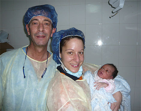 El médico voluntario del Samur, José Ramón Núñez, la enfermera María del Carmen y el bebé.