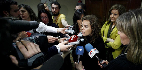 Un grupo de periodistas entrevista a S. S&aacute;enz de Santamar&iacute;a en el Congreso. (Foto: A. Di Lolli)