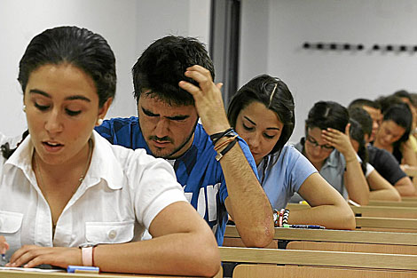 Estudiantes durante un examen de acceso a la Universidad, el pasado junio. | Conchitina
