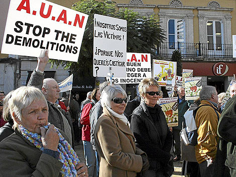 Propietarios británicos manifiestándose en Almería contra las demoliciones. | M.C.